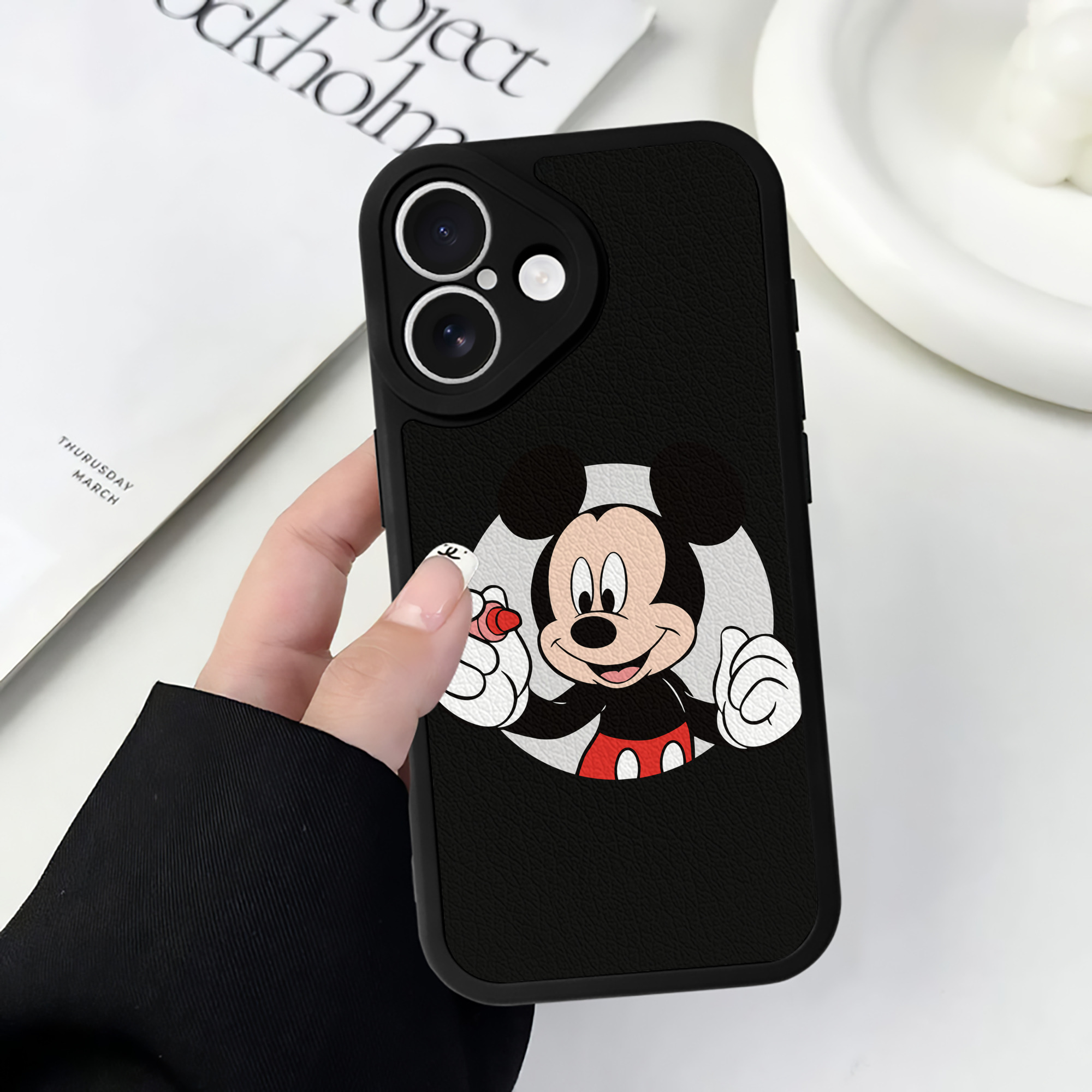 （画像用） ミッキーマウス Mickey Mouse 【iPhone 16シリーズ対応】シリコンスマホケース（レザー調） 材質：シリコン